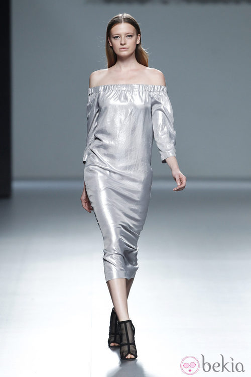 Vestido metalizado de la colección primavera/verano 2014 de Ángel Schlesser en Madrid Fashion Week