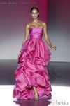 Vestido largo fucsia de la colección primavera/verano 2014 de Hannibal Laguna en Madrid Fashion Week