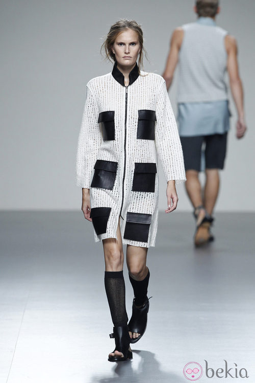 Abrigo de punto con bolsillos de la colección primavera/verano 2014 de Etxeberría en Madrid Fashion Week