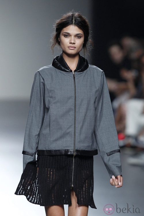Sudadera gris de la colección primavera/verano 2014 de Etxeberría en Madrid Fashion Week