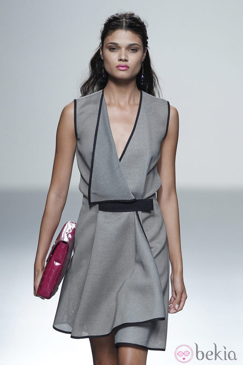 Vestido gris de la colección primavera/verano 2014 de Rabaneda en Madrid Fashion Week