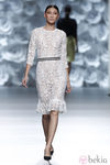 Vestido blanco de encaje de la colección primavera/verano 2014 de Juana Martín en Madrid Fashion Week