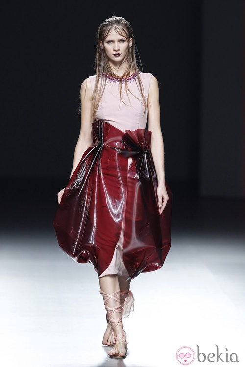 Vestido rosa palo de la colección primavera/verano 2014 de María Barros en Madrid Fashion Week