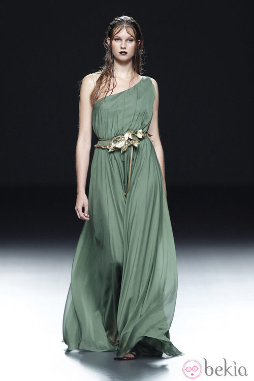 Vestido asimétrico de la colección primavera/verano 2014 de María Barros en Madrid Fashion Week