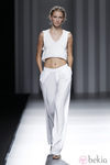 Crop top y pantalón blanco de la colección primavera/verano 2014 de Sita Murt en Madrid Fashion Week