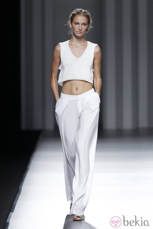 Crop top y pantalón blanco de la colección primavera/verano 2014 de Sita Murt en Madrid Fashion Week