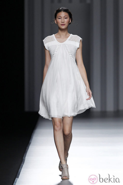 Vestido blanco de la colección primavera/verano 2014 de Sita Murt en Madrid Fashion Week