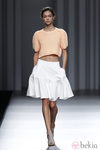 Crop top melocotón de la colección primavera/verano 2014 de Sita Murt en Madrid Fashion Week