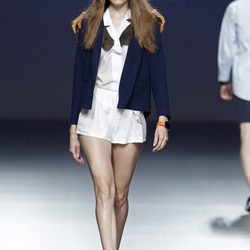 Vestido blanco de la colección primavera/verano 2014 de Andrea de la Roche en el EGO Madrid Fashion Week
