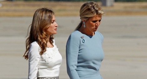 La Princesa Letizia charlando con Máxima de Holanda a su llegada a España