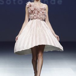 Vestido con falda de campana de la colección primavera/verano 2014 de Eva Soto Conde en el EGO Madrid Fashion Week. 