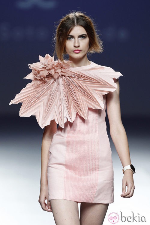 Vestido corto de la colección primavera/verano 2014 de Eva Soto Conde en el EGO Madrid Fashion Week. 