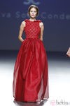 Vestido rojo con corsé de la colección primavera/verano 2014 de Eva Soto Conde en el EGO Madrid Fashion Week. 