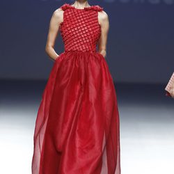 Vestido rojo con corsé de la colección primavera/verano 2014 de Eva Soto Conde en el EGO Madrid Fashion Week. 