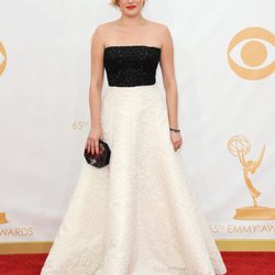 Elisabeth Moss con un vestido de Andrew Gn en la alfombra roja de los premios Emmy 2013
