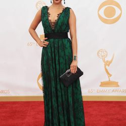 Sarah Hyland con un vestido de Carolina Herrera en la alfombra roja de los premios Emmy 2013