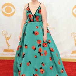 Lena Dunham con un vestido de Prada en la alfombra roja de los premios Emmy 2013