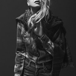 Laura Hayden con una camisa de cuadros de la colección otoño/invierno 2013 de Levi's