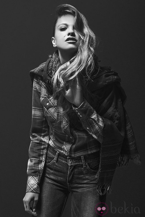 Laura Hayden con una camisa de cuadros de la colección otoño/invierno 2013 de Levi's