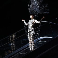 Edie Campbell inaugura el desfile primavera/verano 2014 de Louis Vuitton en Paris