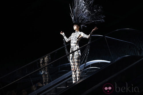 Edie Campbell inaugura el desfile primavera/verano 2014 de Louis Vuitton en Paris