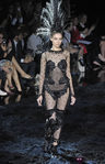 Tocado de plumas de la colección primavera/verano 2014 de Louis Vuitton en Paris