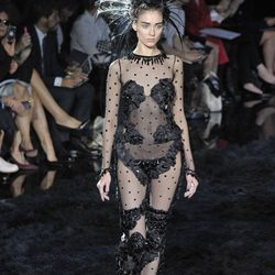 Tocado de plumas de la colección primavera/verano 2014 de Louis Vuitton en Paris