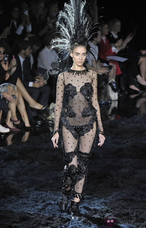 Tocado de plumas de la colección primavera/verano 2014 de Louis Vuitton en Paris