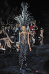 Jumpsuit de plumas de la colección primavera/verano 2014 de Louis Vuitton en Paris