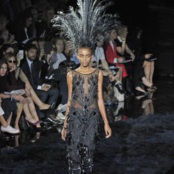Jumpsuit de plumas de la colección primavera/verano 2014 de Louis Vuitton en Paris