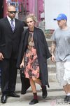 Cara Delevingne con un vestido salmón durante una sesión de fotos en Río de Janeiro