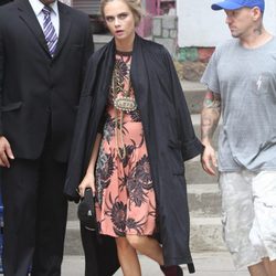 Cara Delevingne con un vestido salmón durante una sesión de fotos en Río de Janeiro