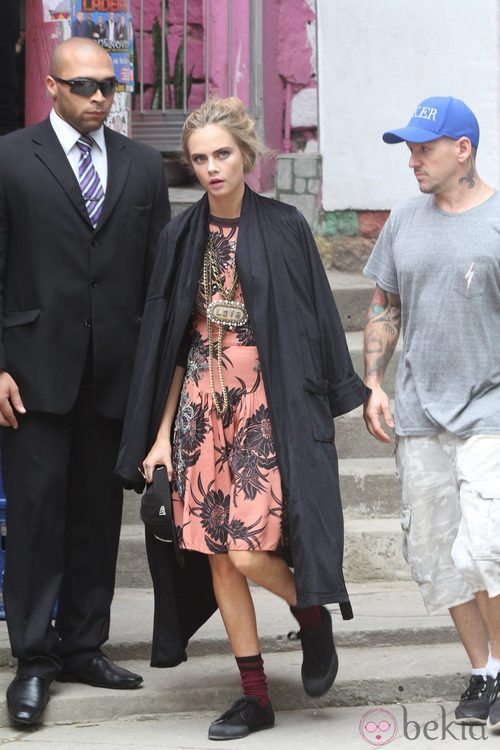 Cara Delevingne con un vestido salmón durante una sesión de fotos en Río de Janeiro