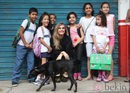 Cara Delevingne con unos niños durante una sesión de fotos en Río de Janeiro, Brasil