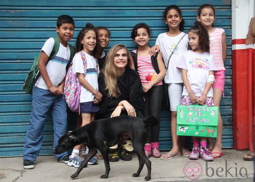 Cara Delevingne con unos niños durante una sesión de fotos en Río de Janeiro, Brasil