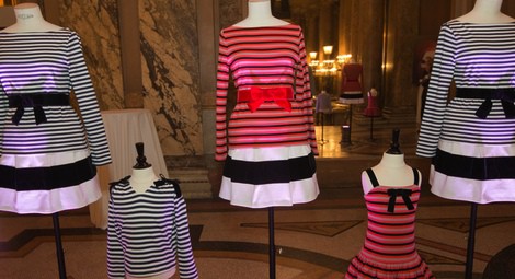 Diseños de Christian Lacroix para la firma francesa Petit Bateau presentados en la ópera de Paris
