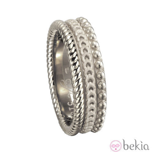 Anillo nupcial de oro blanco de la colección 'Ruedo Bridal' de Carrera y Carrera