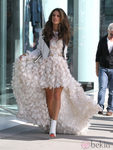 Alessandra Ambrosio con un vestido de plumas de Chanel en Beverly Hills