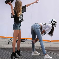 Cara Delevingne posando con un casco de rugby para el shooting de la campaña primavera/verano 2014 de DKNY