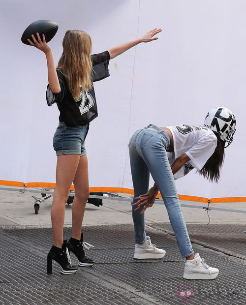 Cara Delevingne posando con un casco de rugby para el shooting de la campaña primavera/verano 2014 de DKNY