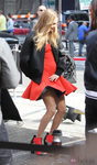 Cara Delevingne bromeando durante el shooting de la campaña primavera/verano 2014 de DKNY