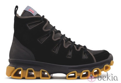 Zapatilla para hombre de Bernhard Willhelm de la colección otoño/invierno 2013/2014 de Camper