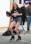 Cara Delevingne ríe durante el shooting de la campaña primavera/verano 2014 de DKNY