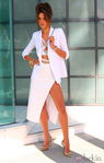 Alessandra Ambrosio con una falda blanca asimétrico de Chanel en Beverly Hills