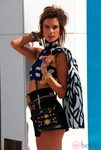 Alessandra Ambrosio con un crop top azul de Chanel en Beverly Hills