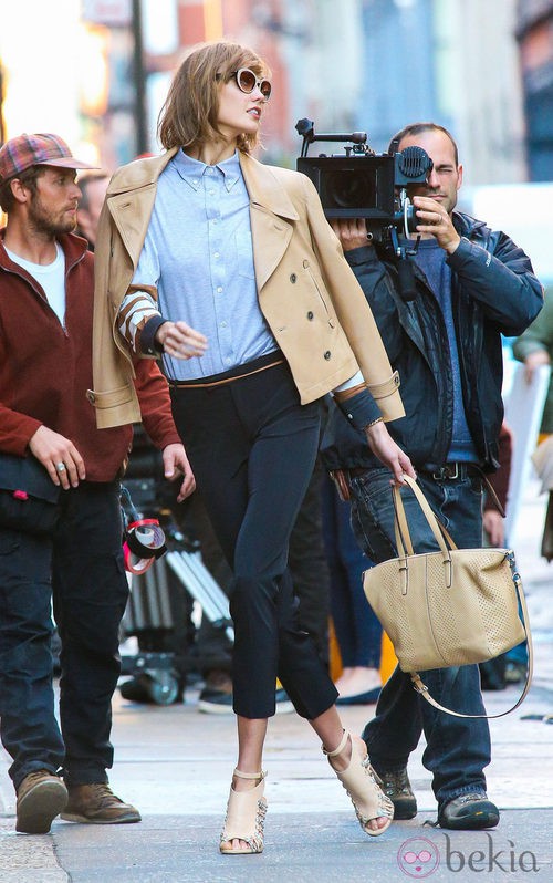 Karlie Kloss durante un shooting para Coach en Nueva York