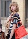 Karlie Kloss posando para la nueva campaña de Coach en Nueva York