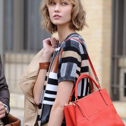 Karlie Kloss posando para la nueva campaña de Coach en Nueva York