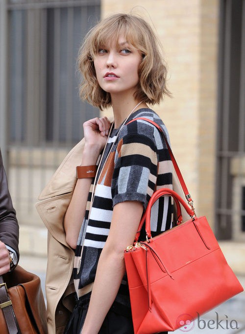 Karlie Kloss posando para la nueva campaña de Coach en Nueva York