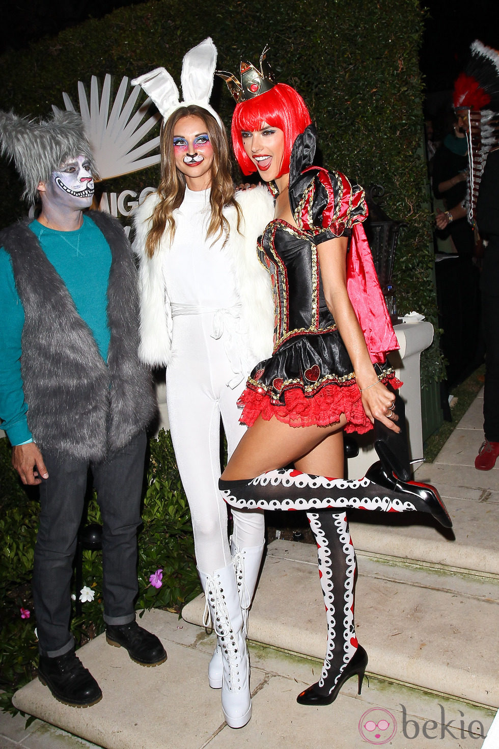 Alessandra Ambrosio disfrazada de Reina de Corazones en una fiesta de Halloween 2013